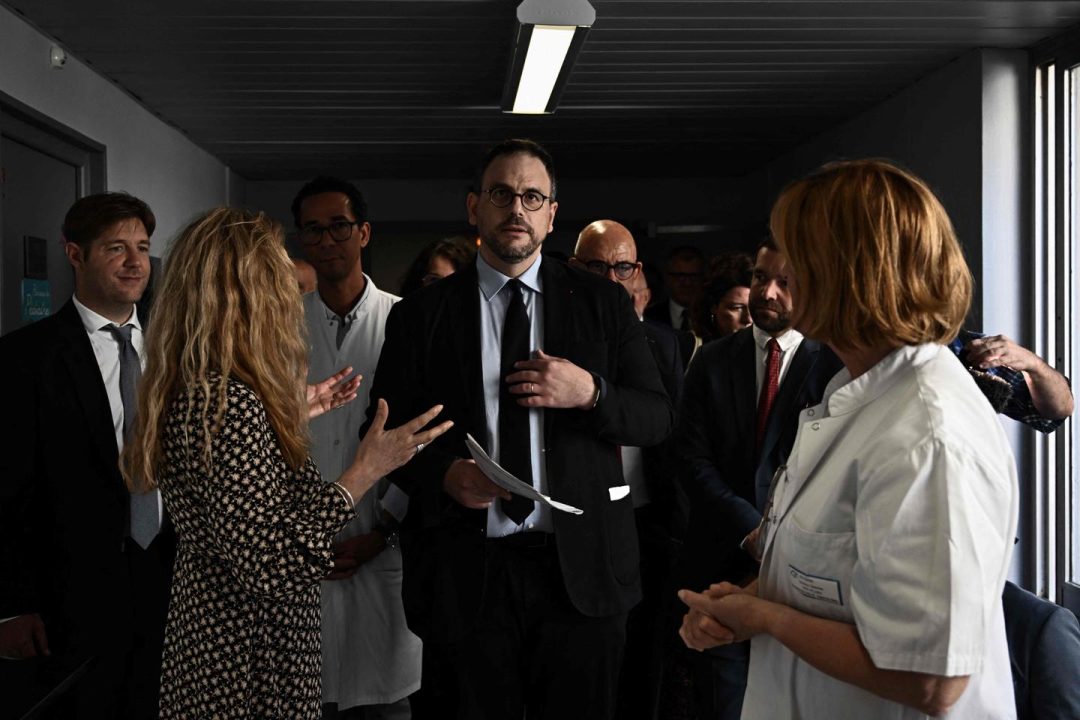 un magistrat décide de bloquer un programme de santé controversé, suscitant un débat sur les implications juridiques et sanitaires de cette décision. découvrez les enjeux et réactions autour de cette affaire.