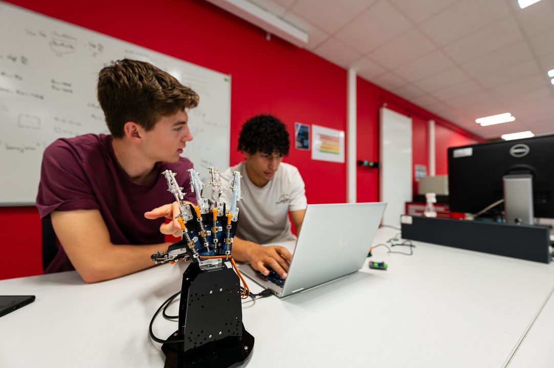 découvrez tout sur la complémentaire santé adaptée aux alternants et apprentis : obligations, garanties, remboursements et conseils pour bien choisir votre mutuelle pendant votre formation.