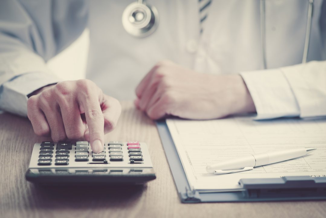 découvrez les raisons de la hausse des complémentaires santé prévue en 2026, son impact sur votre budget et les solutions pour limiter vos dépenses médicales.