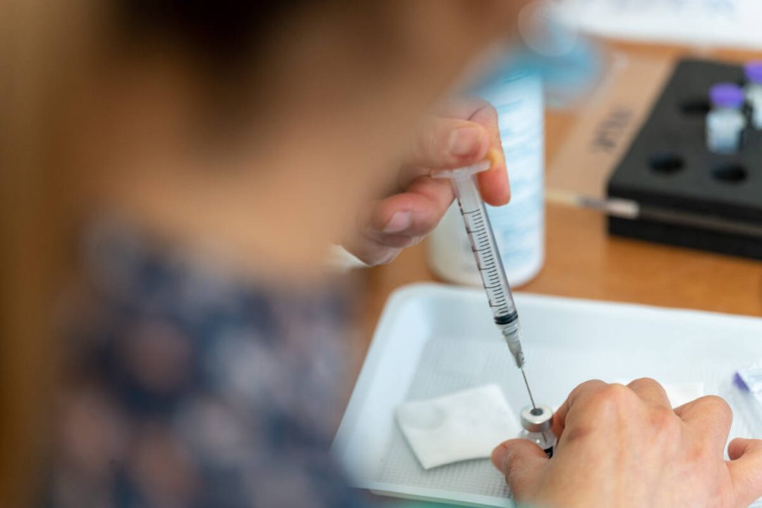 découvrez les conditions de remboursement des vaccins contre la grippe et la covid-19 : bénéficiaires, démarches et prises en charge par l'assurance maladie.