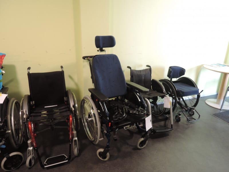 découvrez la confirmation de l'intégration des fauteuils roulants et prothèses capillaires aux contrats responsables, offrant un meilleur accès aux dispositifs médicaux essentiels.