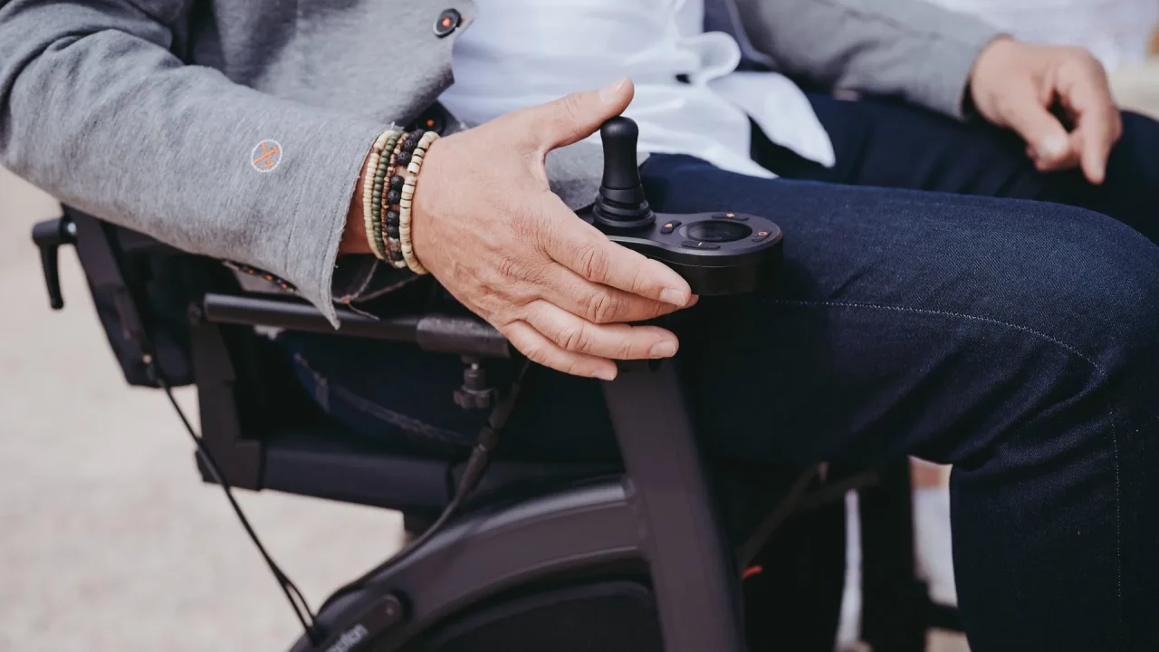 découvrez comment les fauteuils roulants et les prothèses capillaires sont pris en charge par les mutuelles, pour un soutien optimal et des remboursements adaptés à vos besoins.