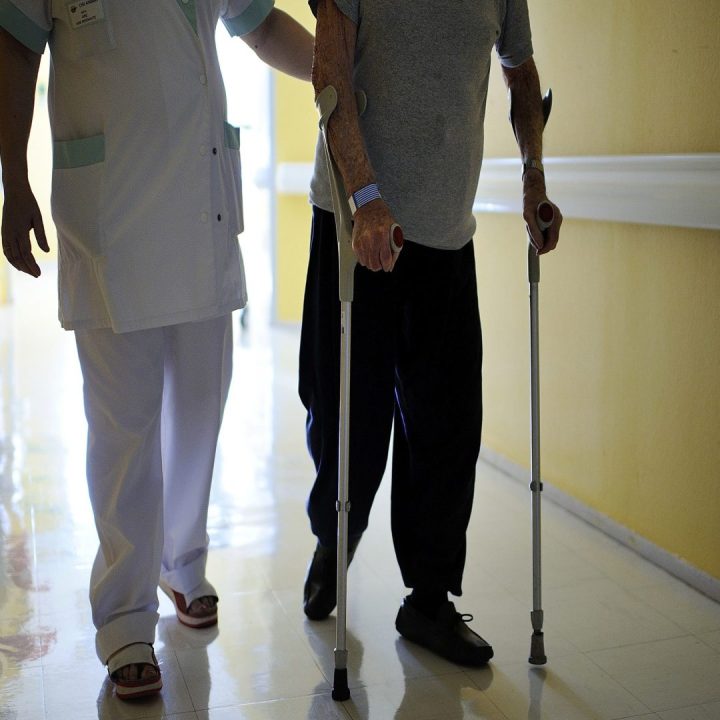 découvrez comment la hausse des cotisations des mutuelles impacte fortement le budget des ménages modestes, mettant en lumière leurs difficultés financières croissantes.