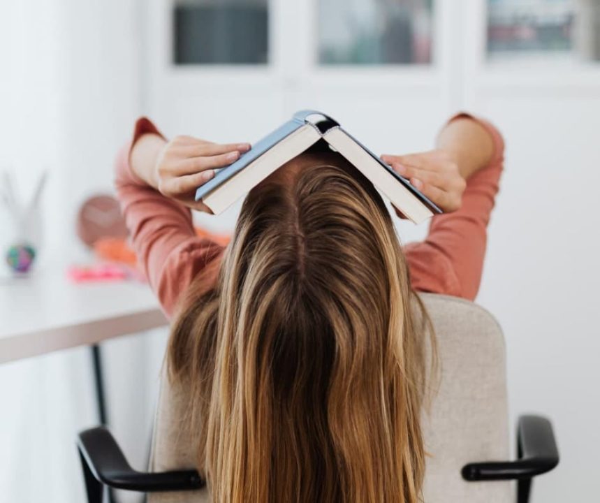 découvrez comment l'escape game favorise l'expression et la créativité des participantes à travers des énigmes collaboratives et une aventure immersive.